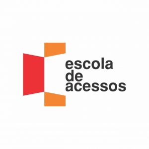 logo da escola de acessos: três formas geométricas formando uma espécie de porta, na cor vermelho e laranja e a frente está escrito "escola de acessos"